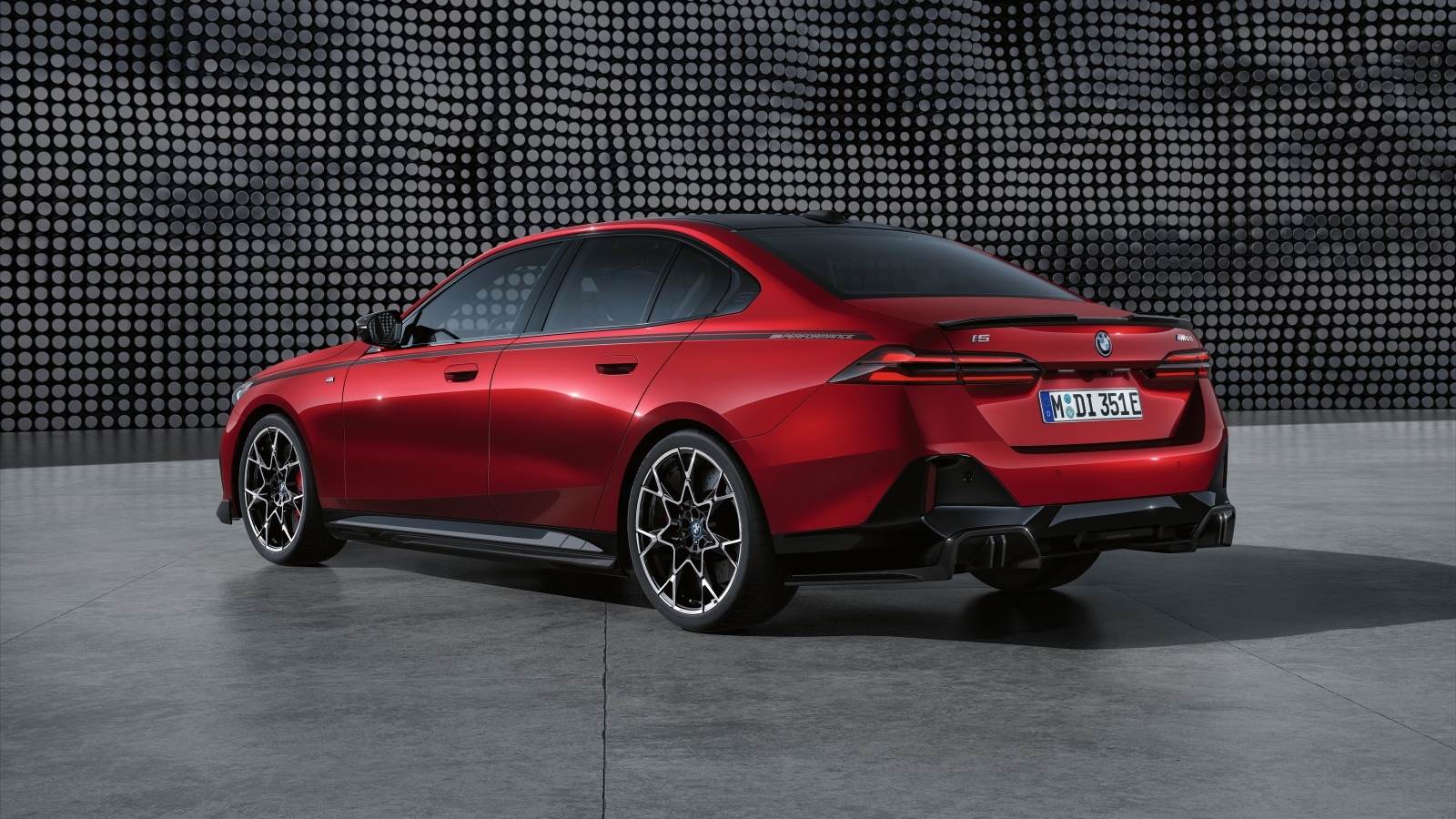 Вид сзади на красный автомобиль BMW I5 M60 XDrive M Performance Parts 2023 года