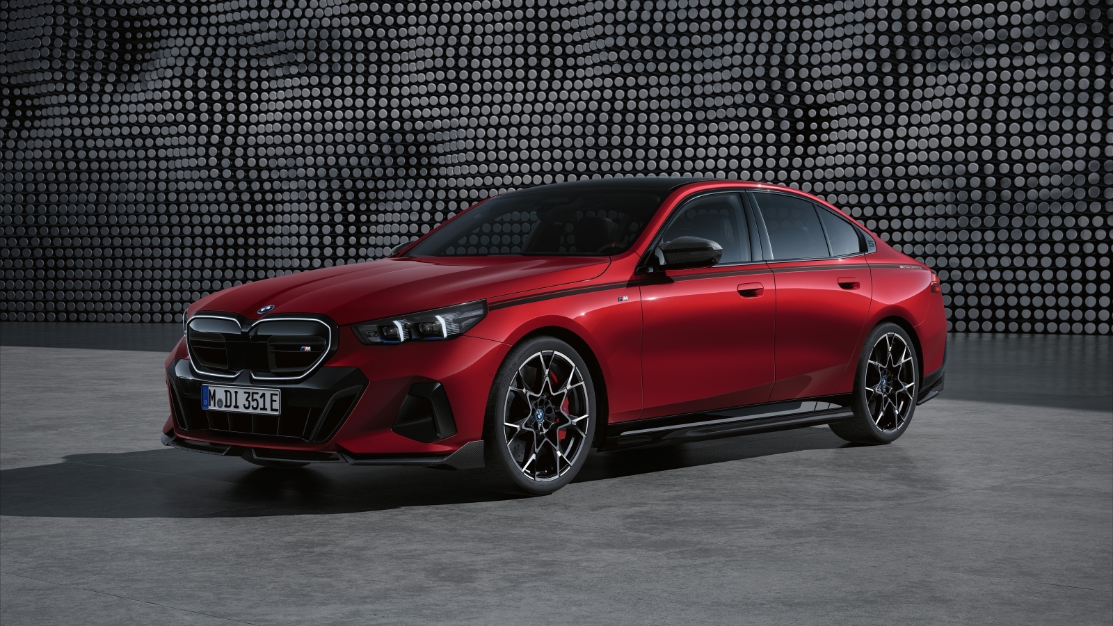 Красный автомобиль BMW I5 M60 XDrive M Performance Parts 2023 года