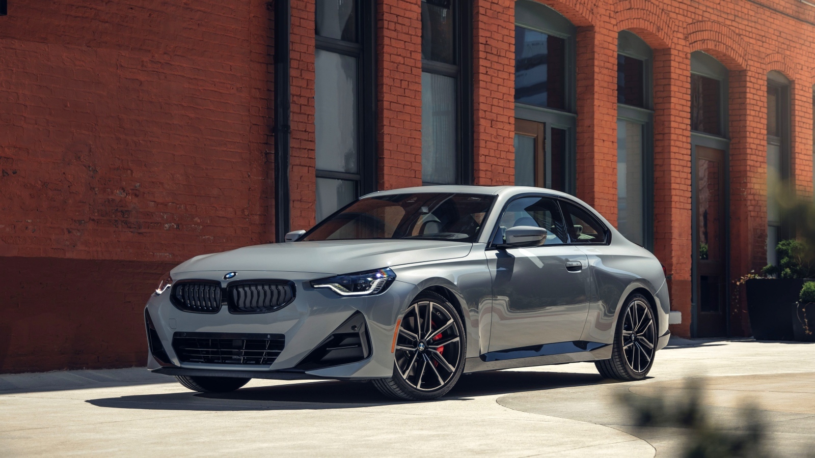 Серебристый автомобиль BMW 230i Coupé M Sport