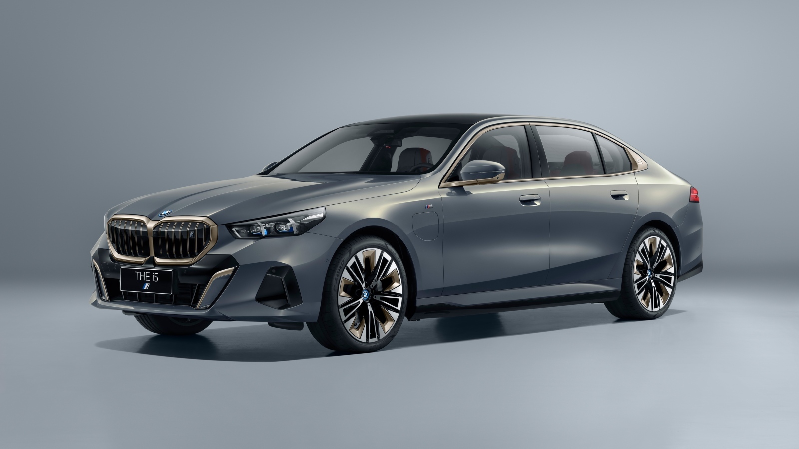 Серебристый автомобиль BMW I5 M Sport 2023 года