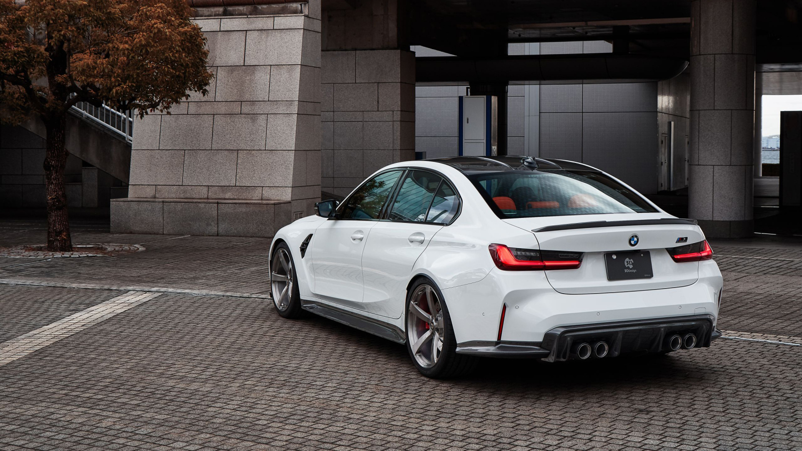 Белый автомобиль BMW M3 2022 вид сзади