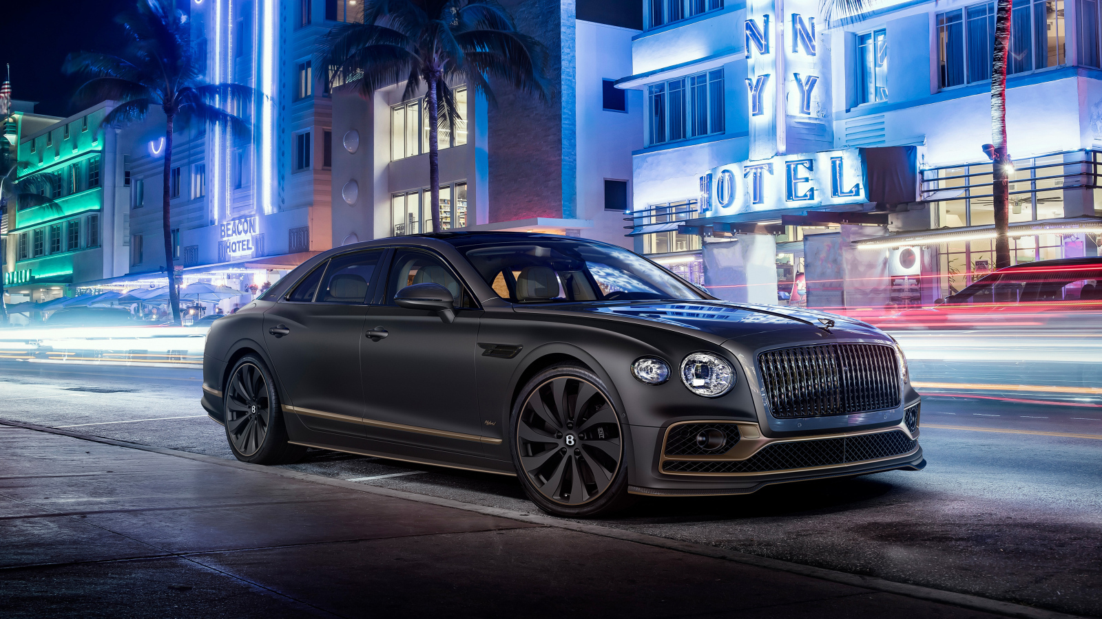Автомобиль Bentley Flying Spur Hybrid The Surgeon 2022 у здания