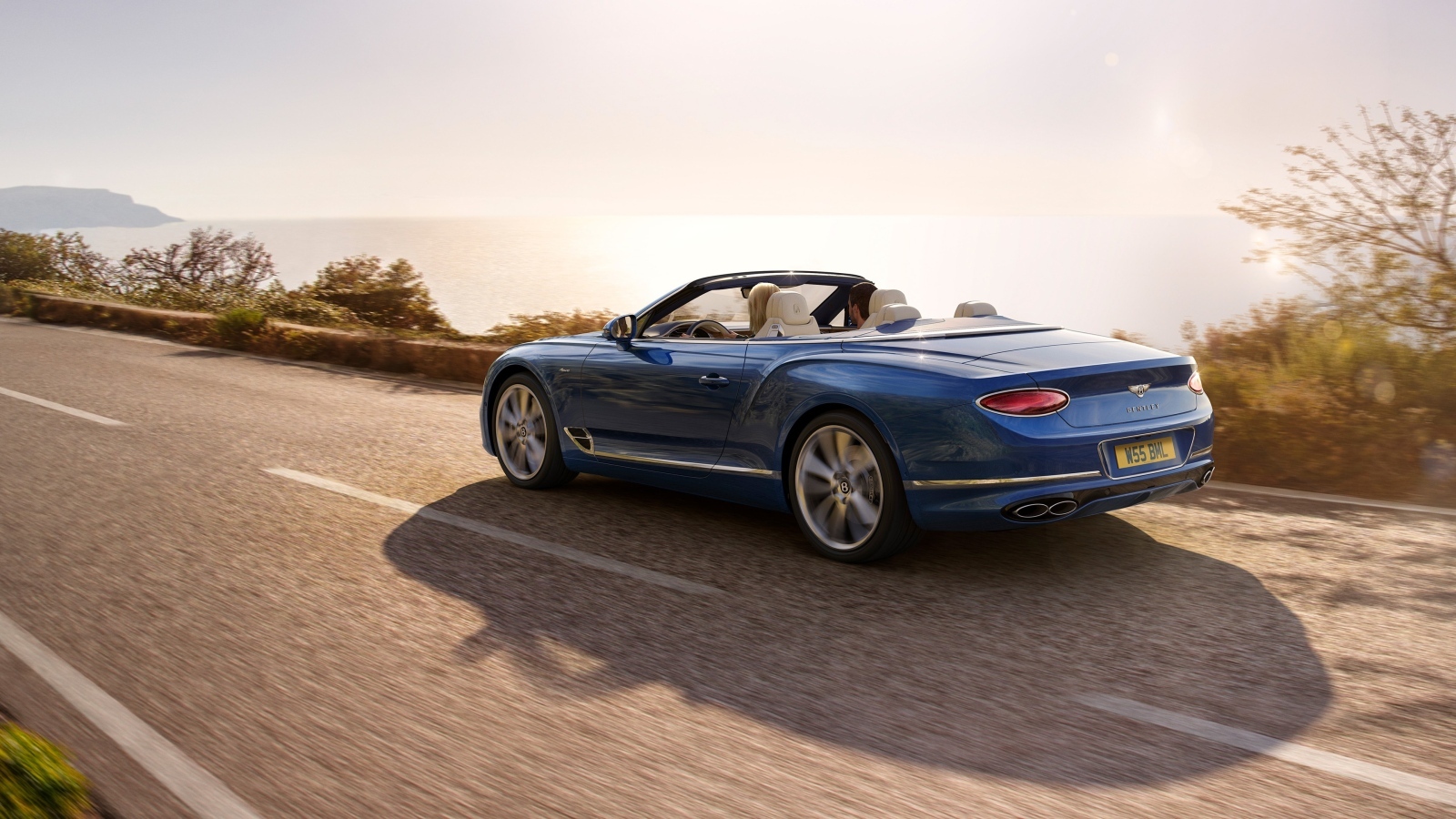 Синий кабриолет Bentley Continental GT