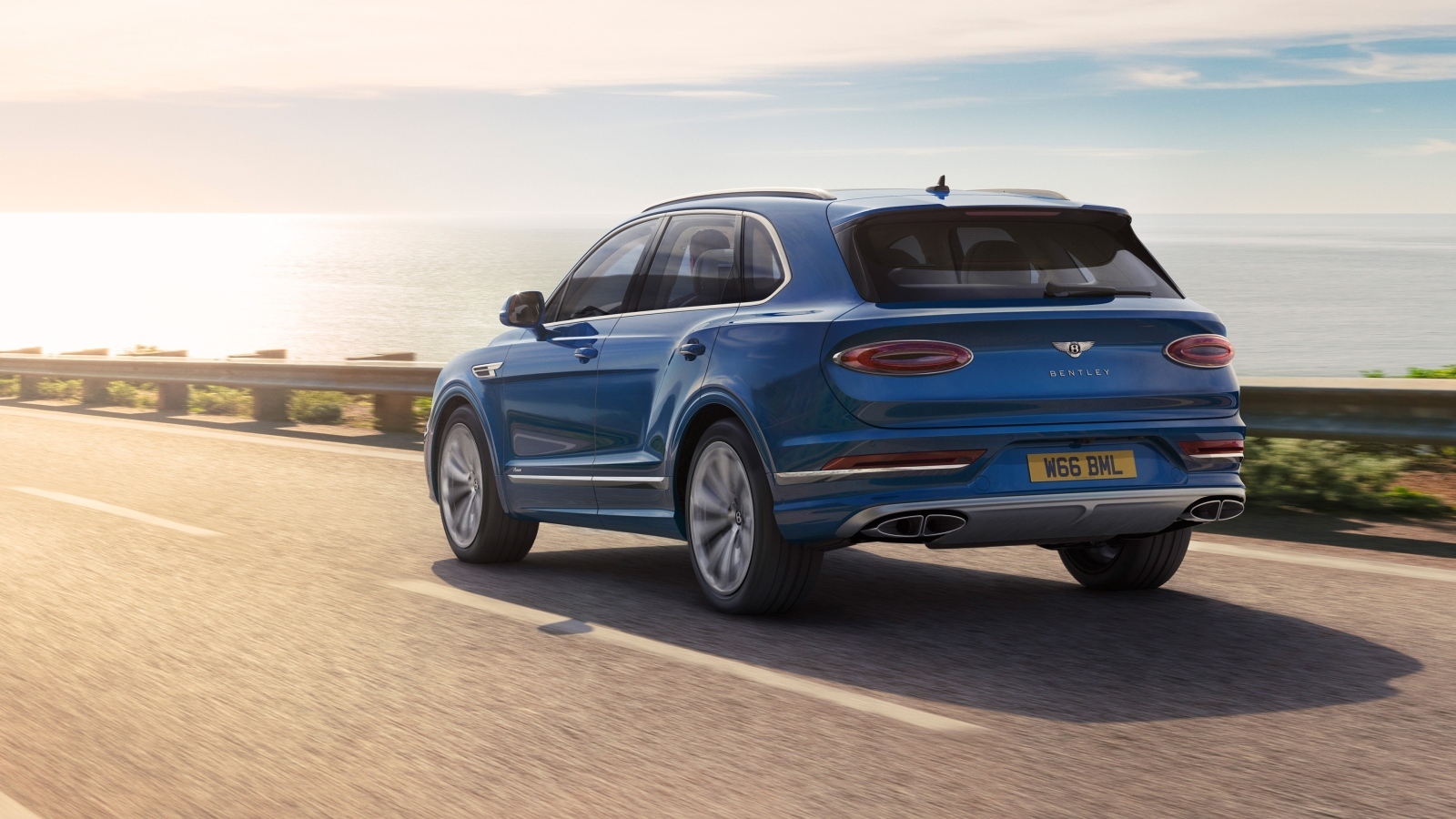 Синий внедорожник Bentley Bentayga Azure вид сзади