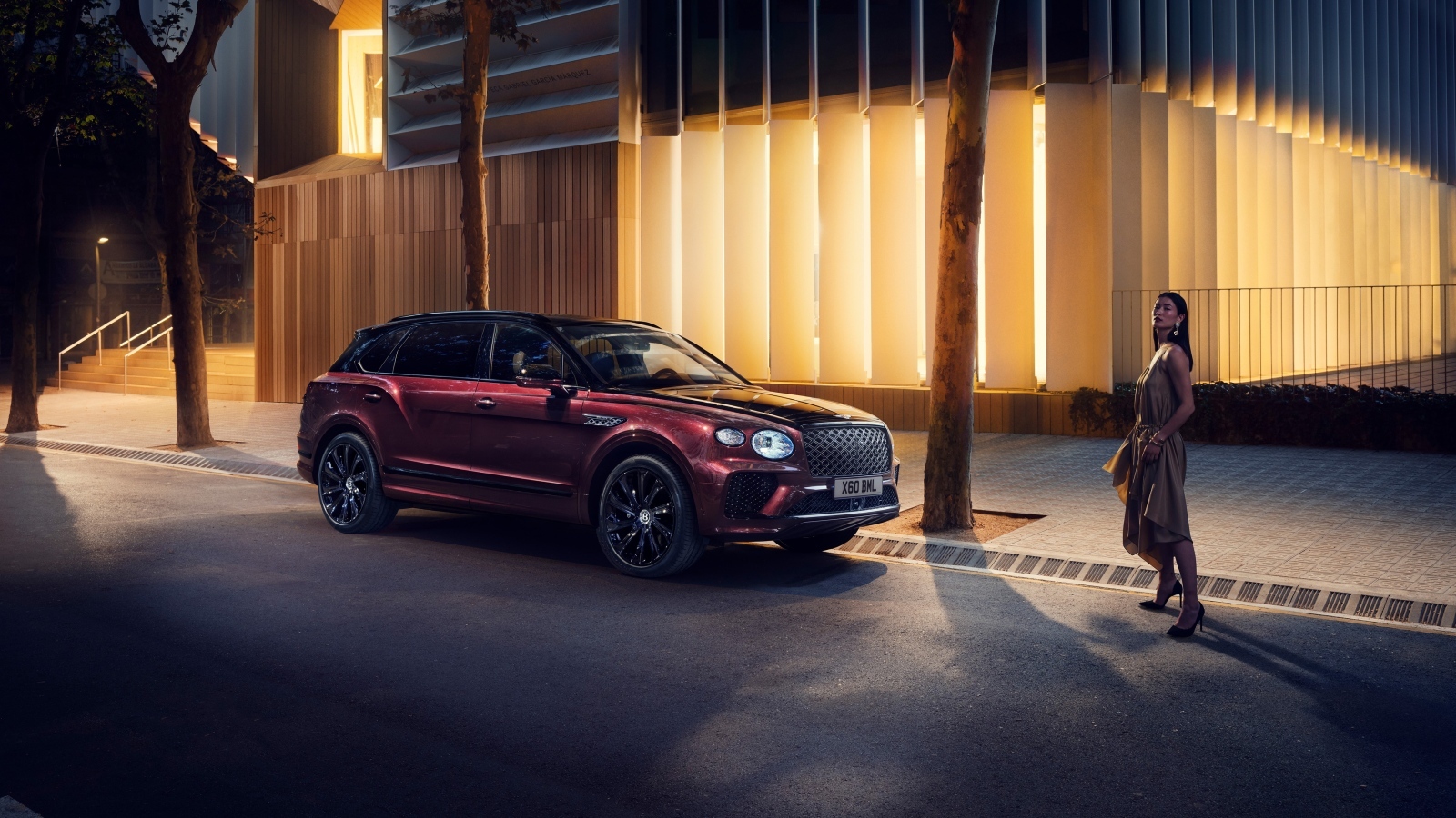 Бордовый внедорожник Bentley Bentayga EWB Mulliner 2024 года у дома