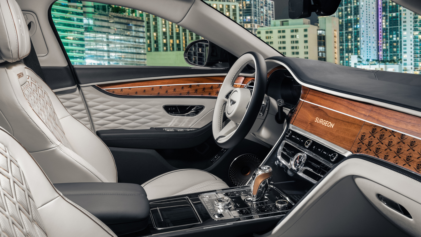 Дорогой кожаный салон автомобиля Bentley Flying Spur Hybrid The Surgeon 2022