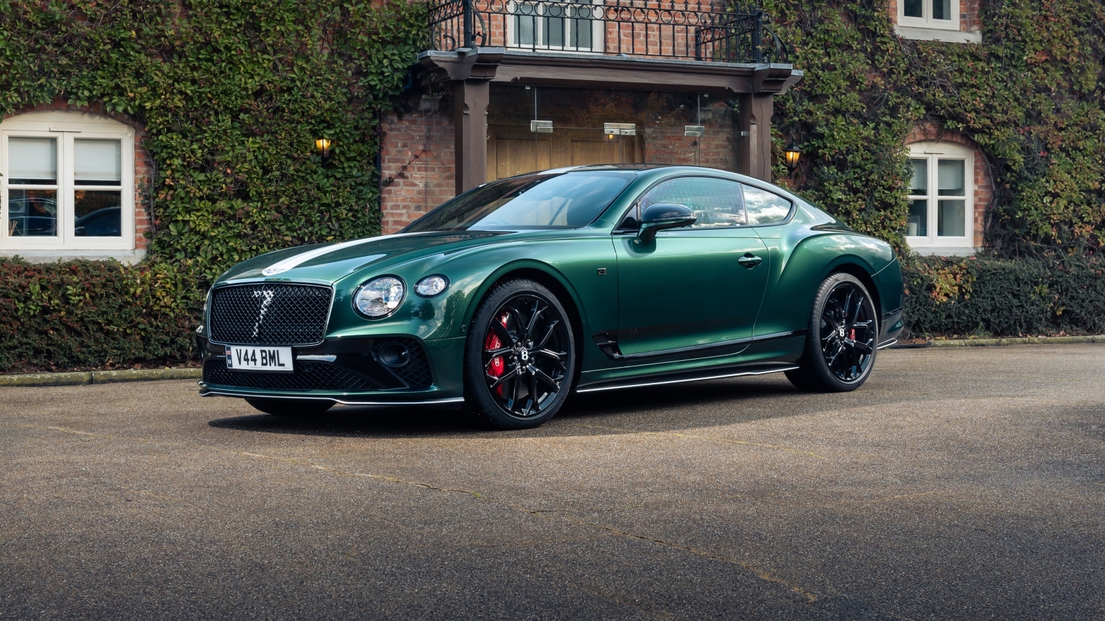 Зеленый автомобиль Bentley Continental GT