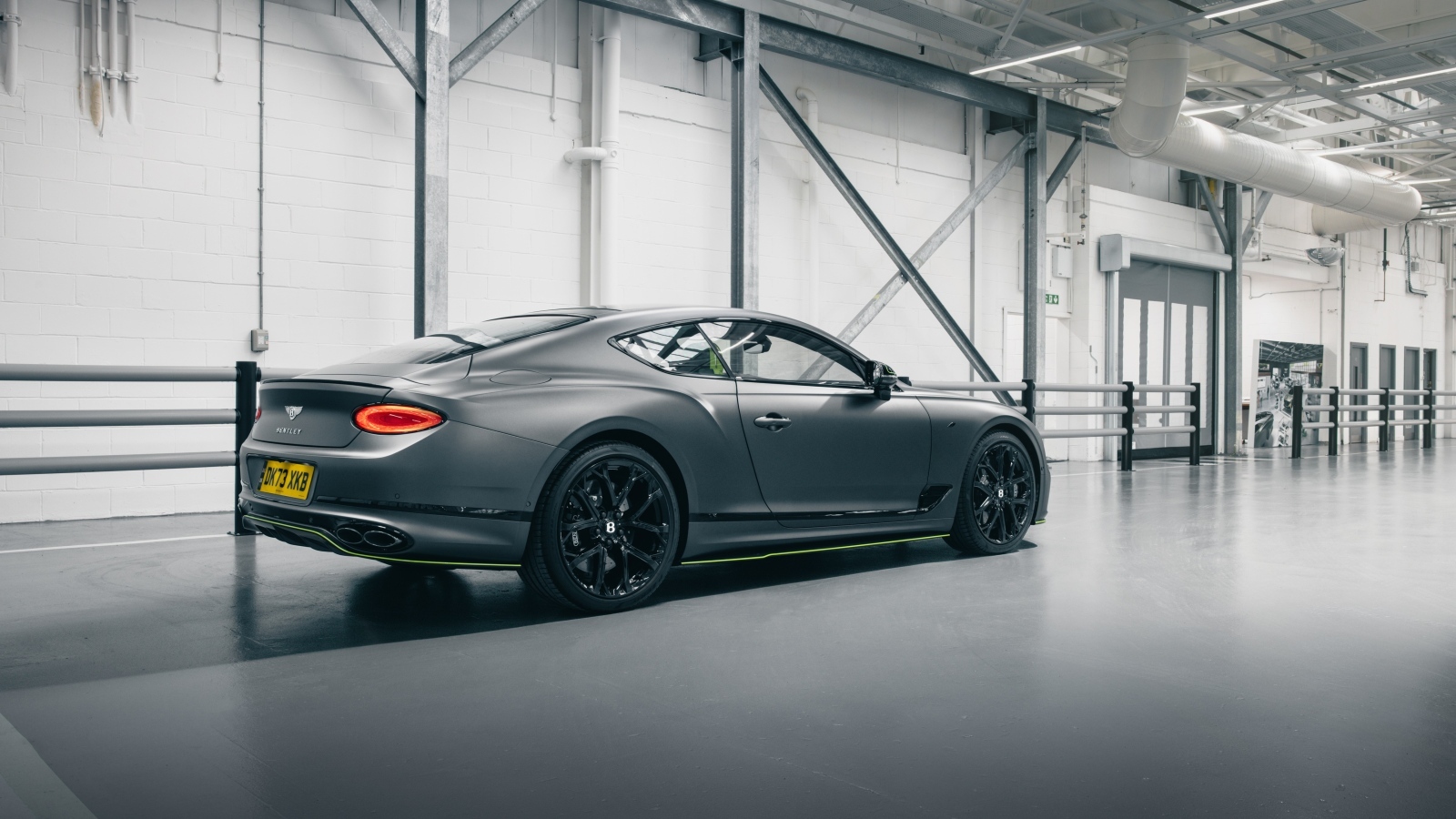 Вид сзади на автомобиль Bentley Continental GT V8 S