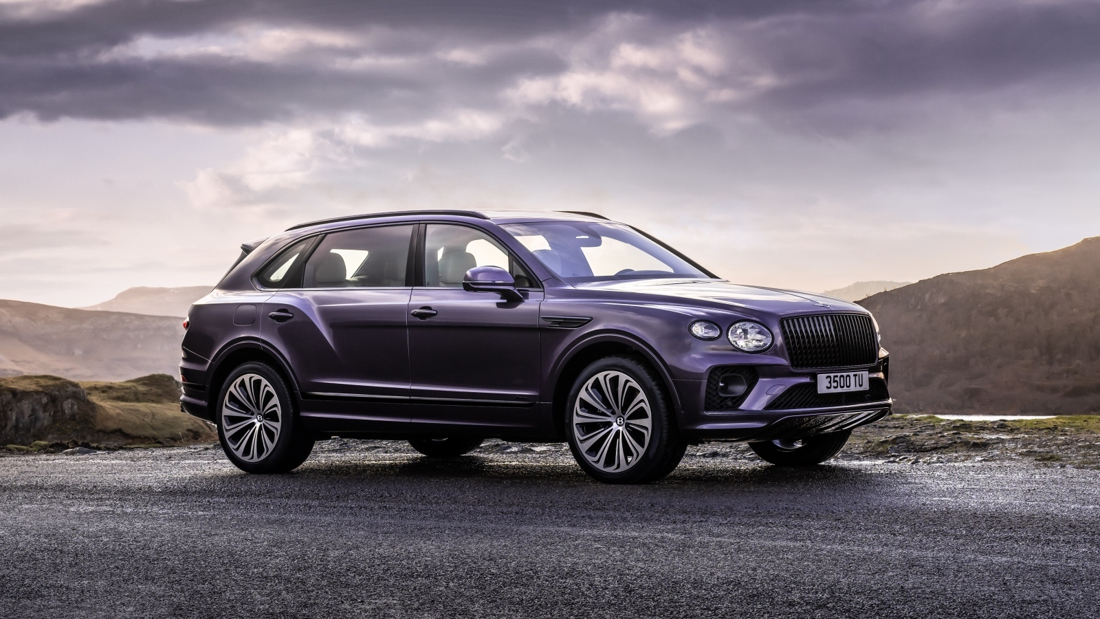 Внедорожник Bentley Bentayga EWB на фоне неба