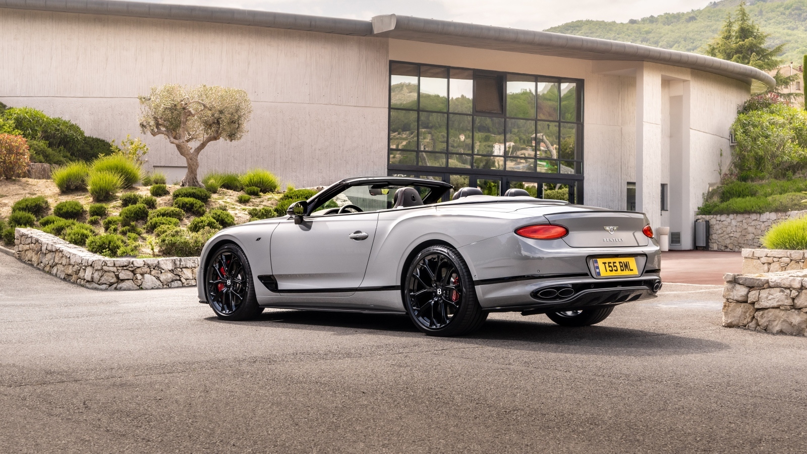 Серебристый кабриолет  Bentley Continental GT S