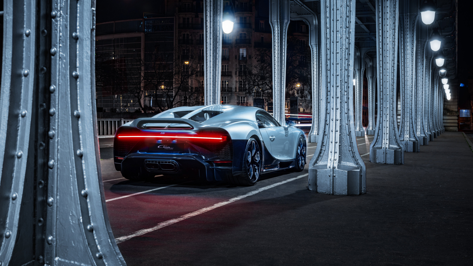 Автомобиль Bugatti Chiron Profilée  вид сзади