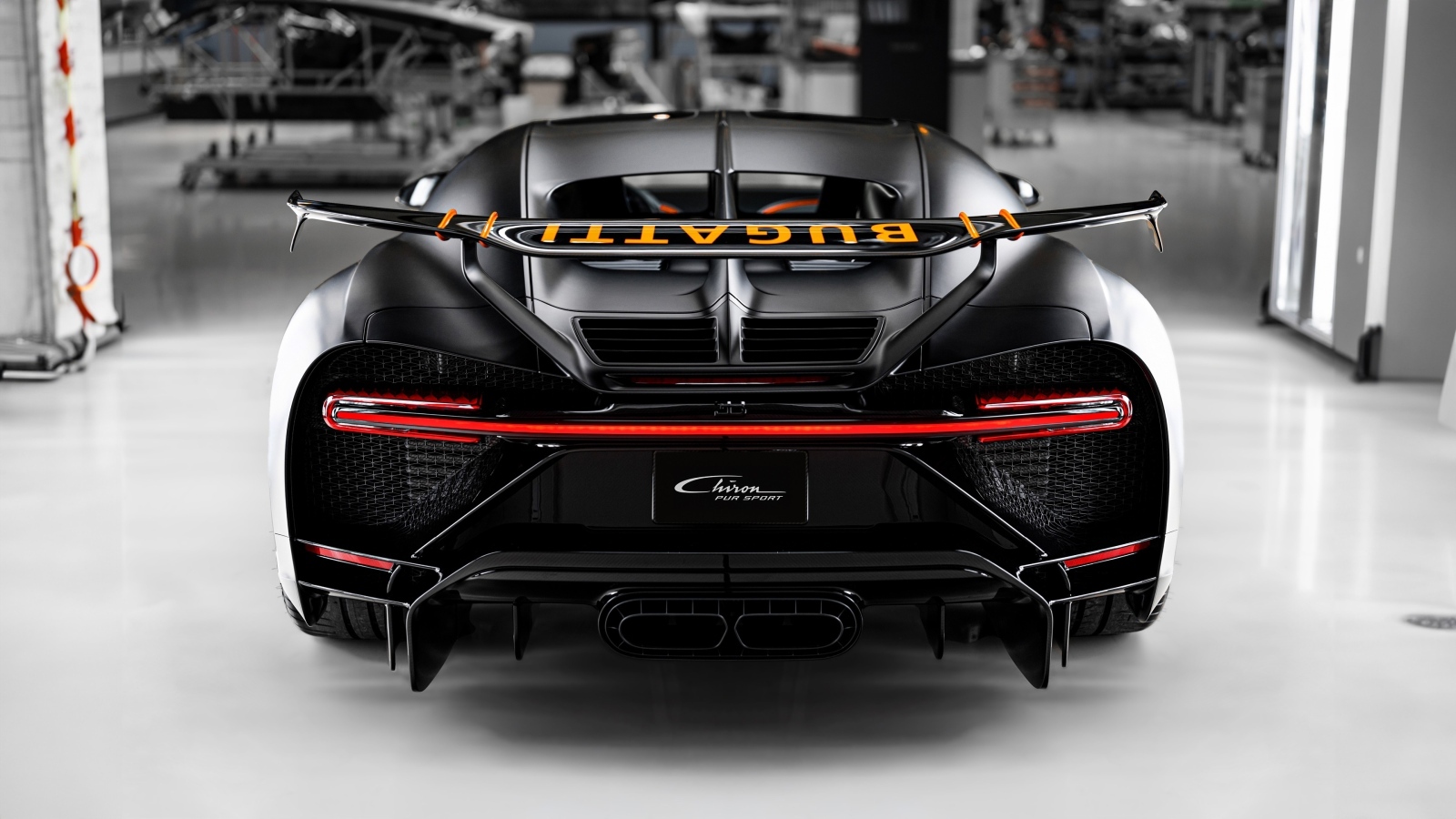 Вид сзади на черный спортивный автомобиль Bugatti Chiron Pur Sport