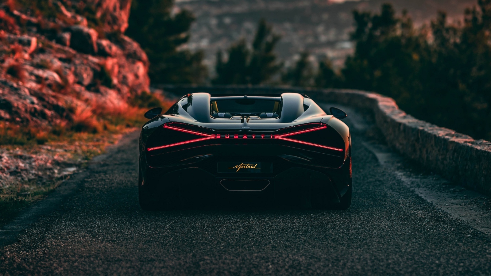 Вид сзади на спортивный автомобиль Bugatti Mistral