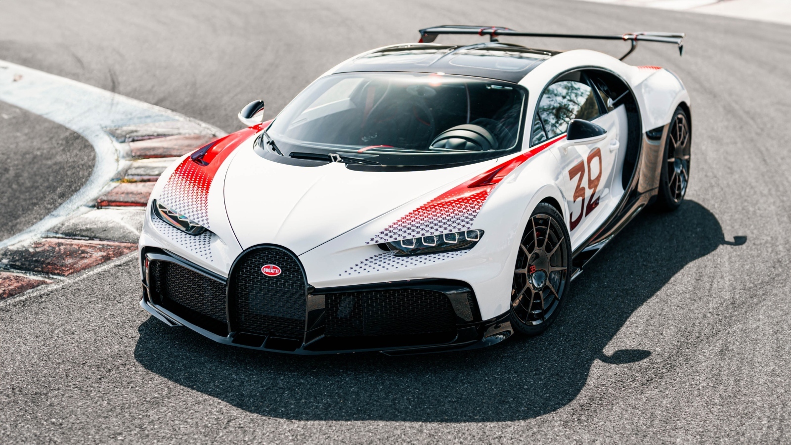 Стильный гоночный автомобиль Bugatti CHIRON