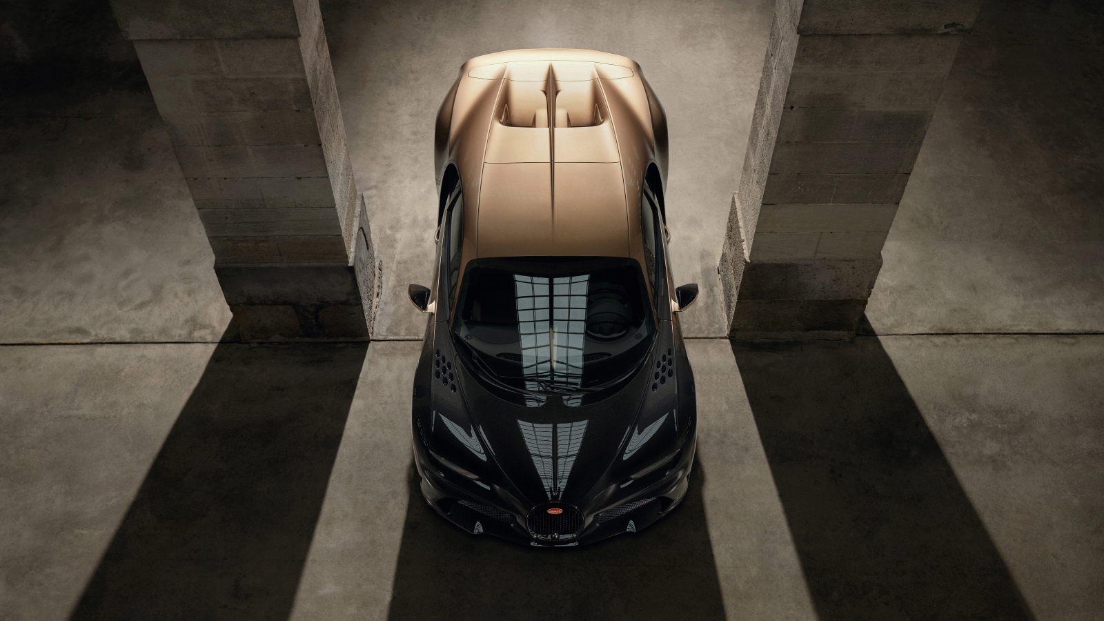 Вид сверху на быстрый автомобиль Bugatti Chiron