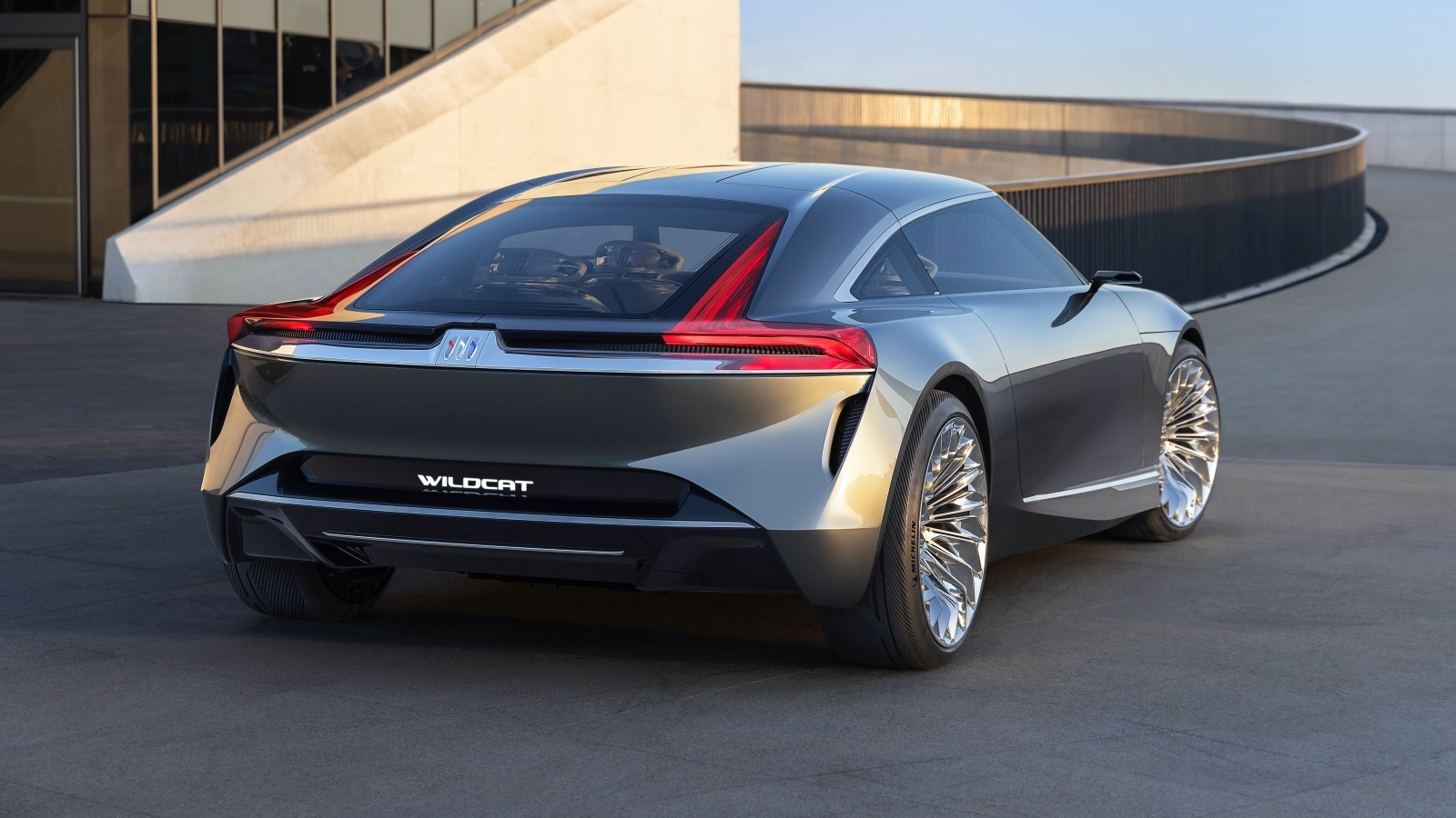 Серебристый Buick Wildcat EV Concept 2022 года вид сзади