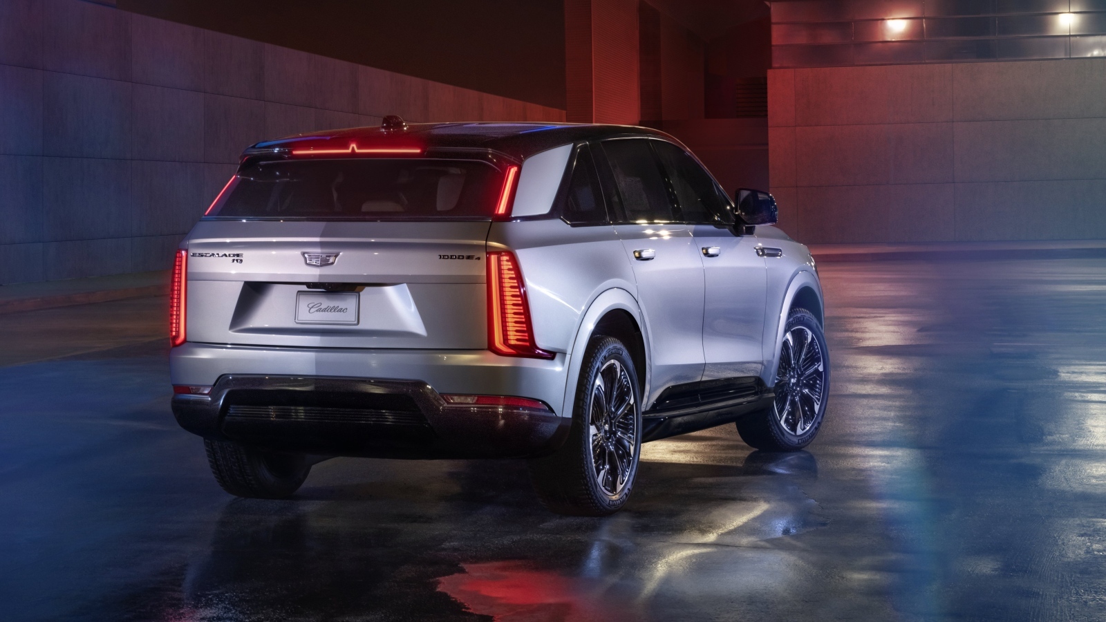 Вид сзади на автомобиль Cadillac Escalade IQ Sport