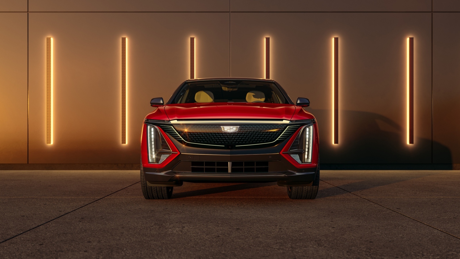 Красный автомобиль Cadillac Lyriq Sport 2024 года вид спереди