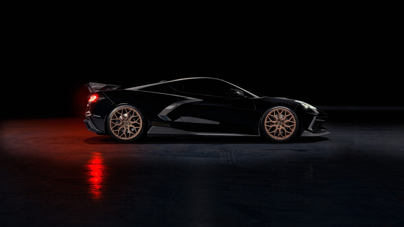 Черный автомобиль Chevrolet Corvette Zodiac 2023  года вид сбоку