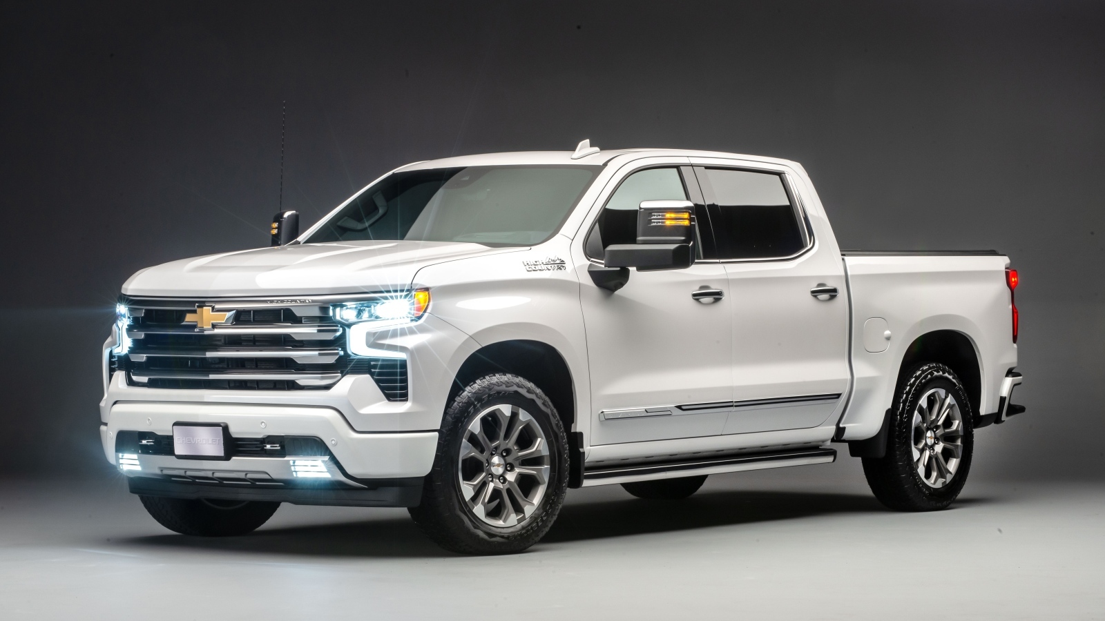 Белый дорогой пикап Chevrolet Silverado 2023 года на сером фоне