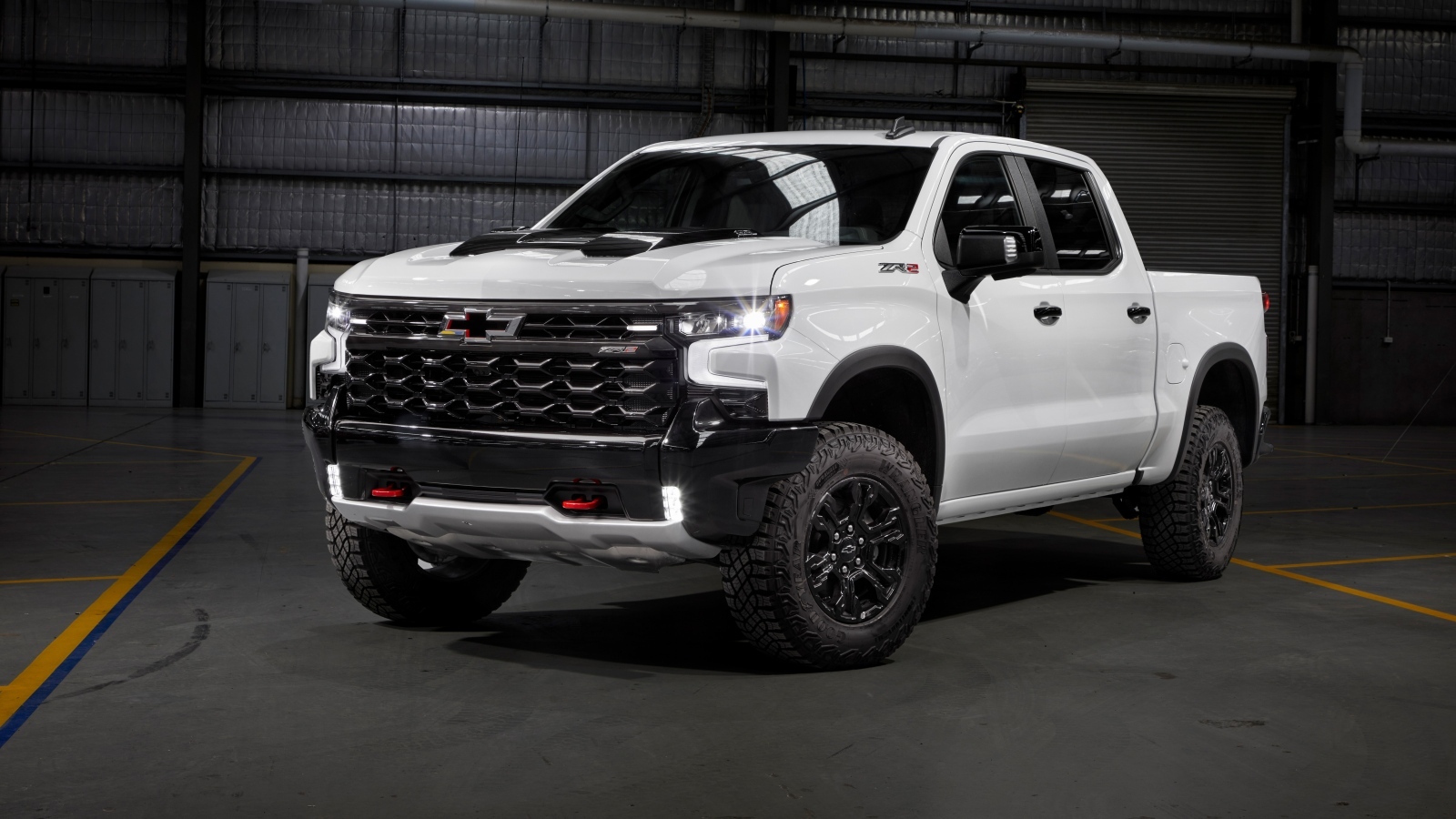 Белый пикап Chevrolet Silverado ZR2 в гараже