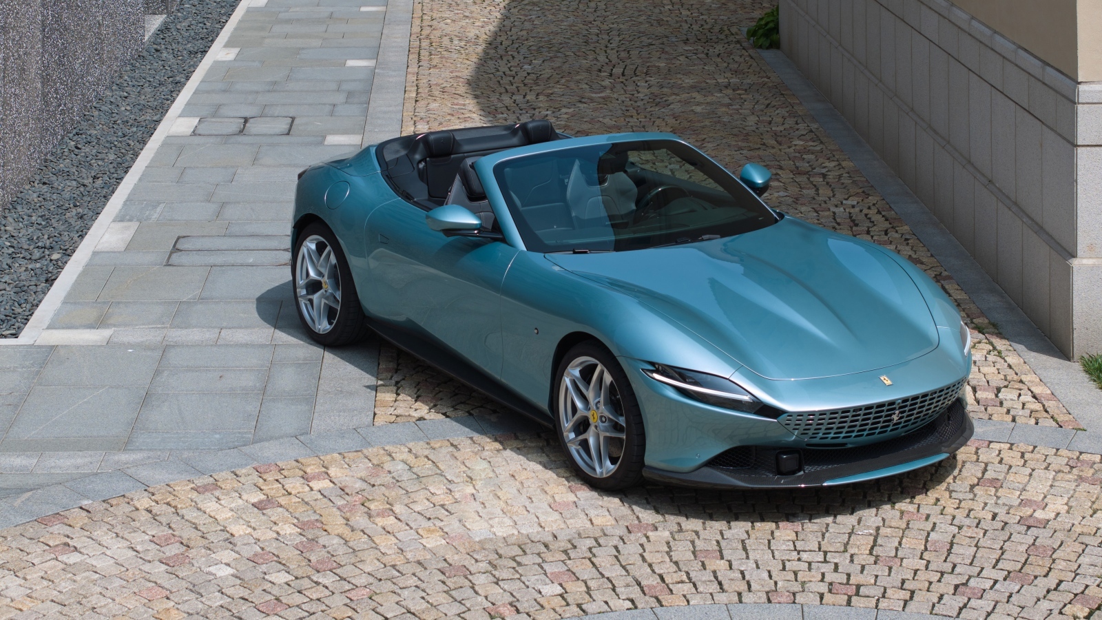 Автомобиль Ferrari Roma Spider 2023  года