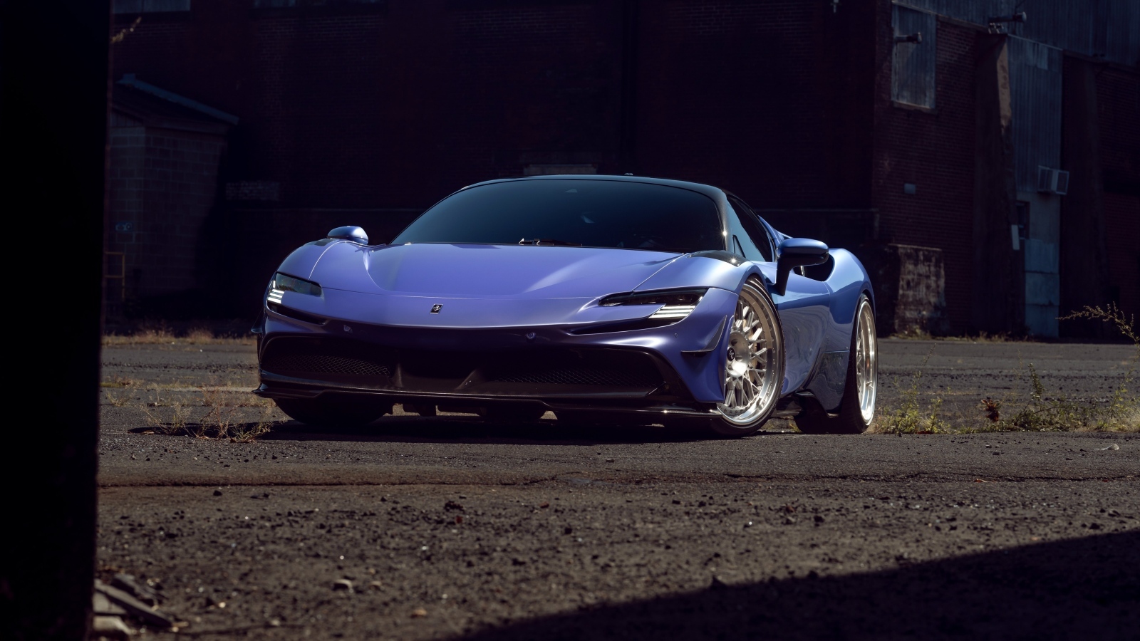 Синий автомобиль Ferrari SF90 Spider вид спереди