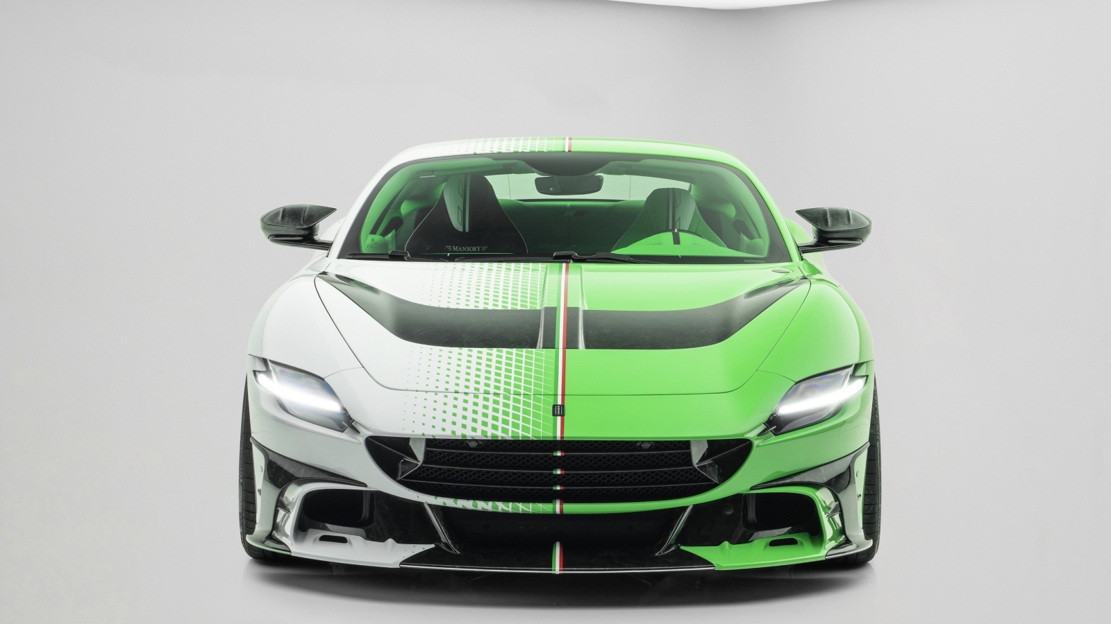 Автомобиль Mansory Tempesta Verde Ferrari Roma вид спереди