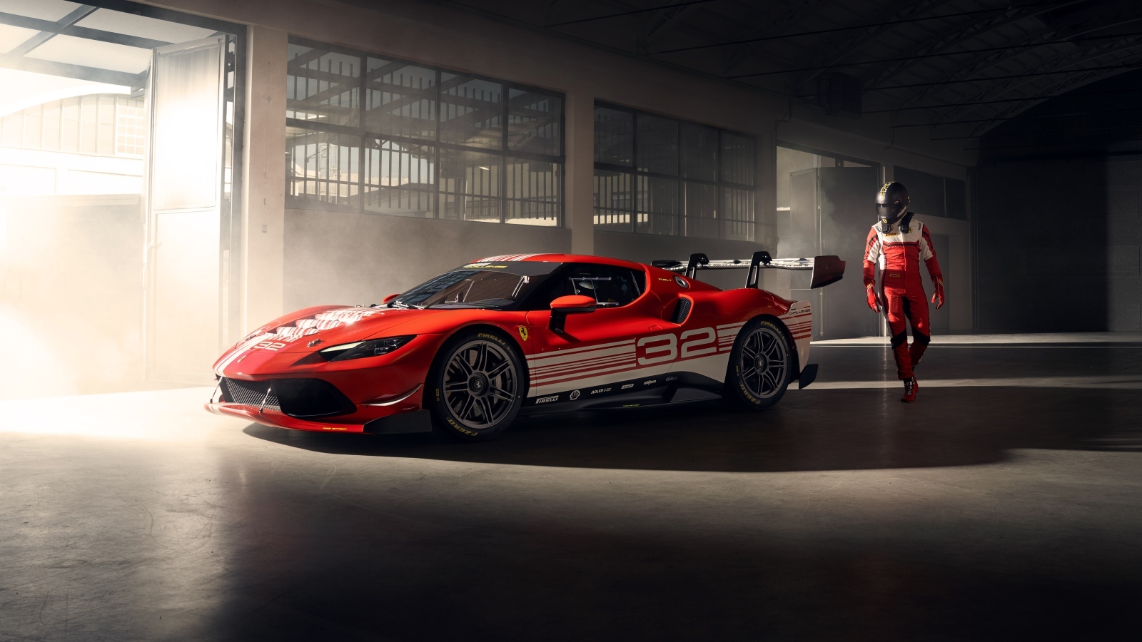 Автомобиль Ferrari 296 Challenge  в ангаре