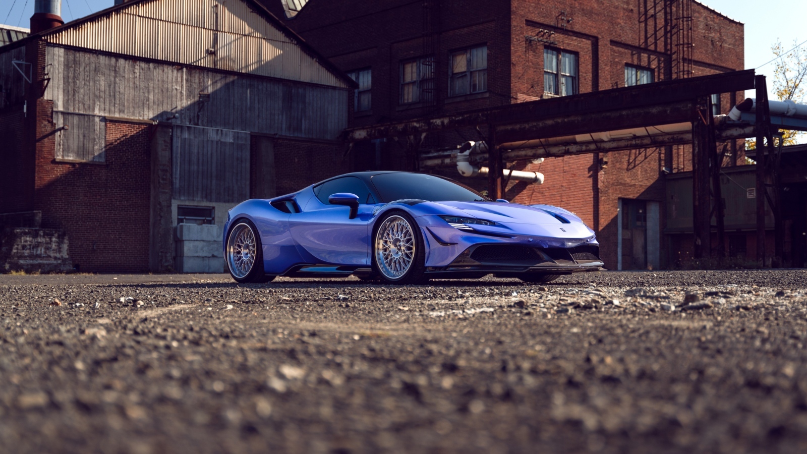 Автомобиль Ferrari SF90 Spider на фоне здания