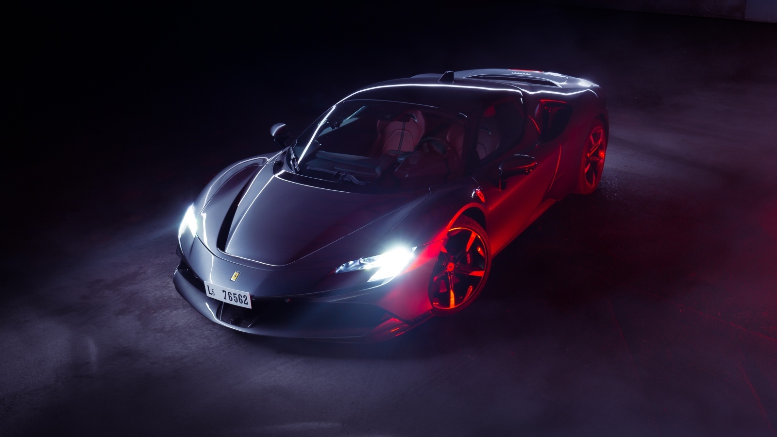 Автомобиль Ferrari SF90 Stradale с включенными фарами