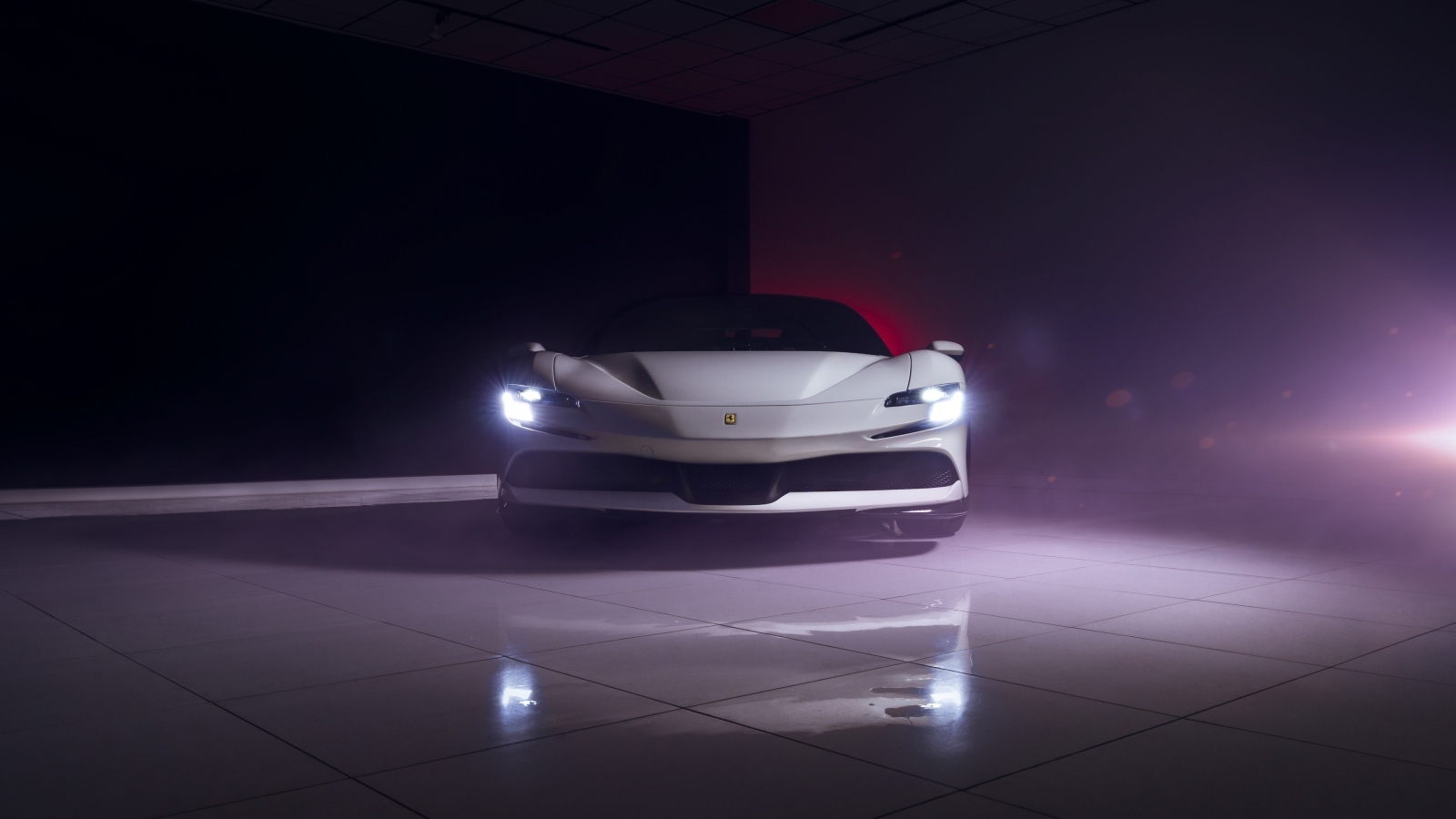 Вид спереди на автомобиль  Ferrari SF90 Stradale