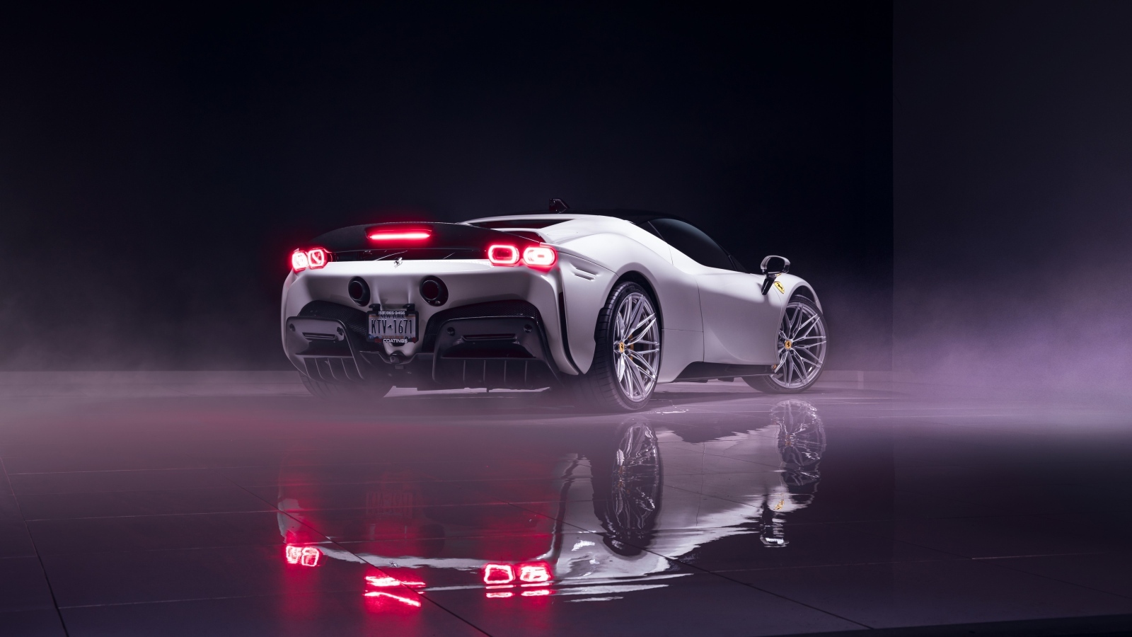 Вид сзади на белый автомобиль Ferrari SF90 Stradale