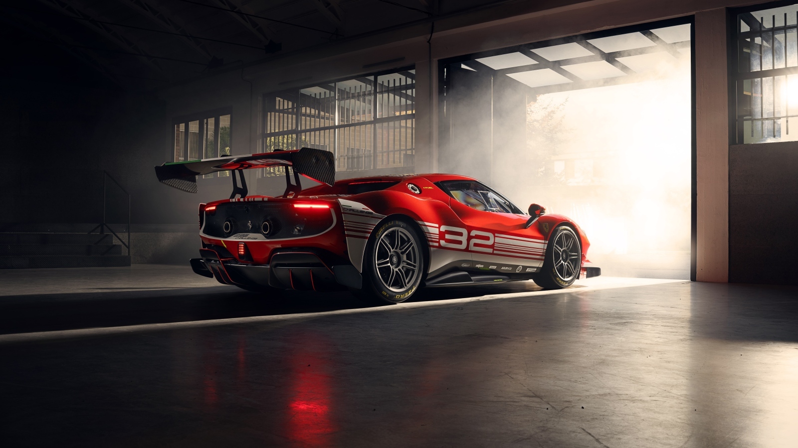 Вид сзади на автомобиль Ferrari 296 Challenge 2023 года