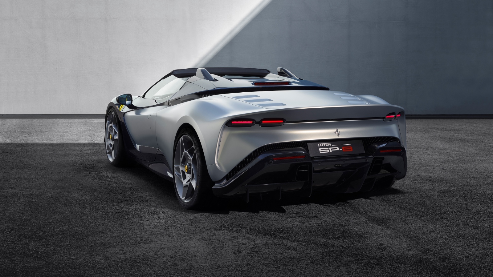 Вид сзади на автомобиль Ferrari SP-8