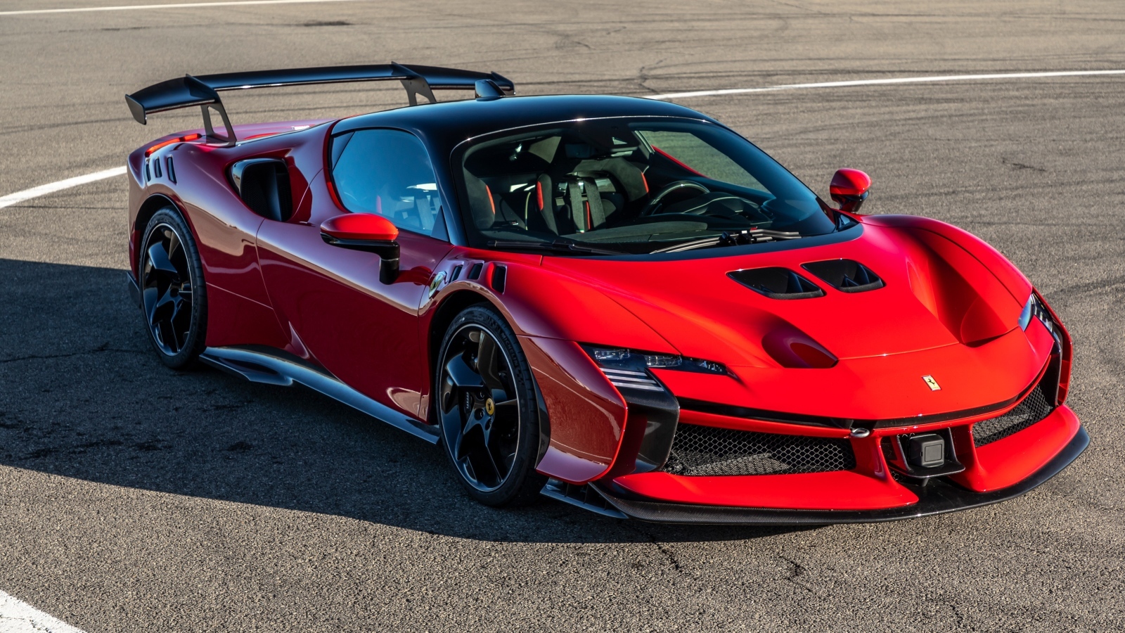 Красный быстрый автомобиль Ferrari SF90 XX Stradale 2023 года