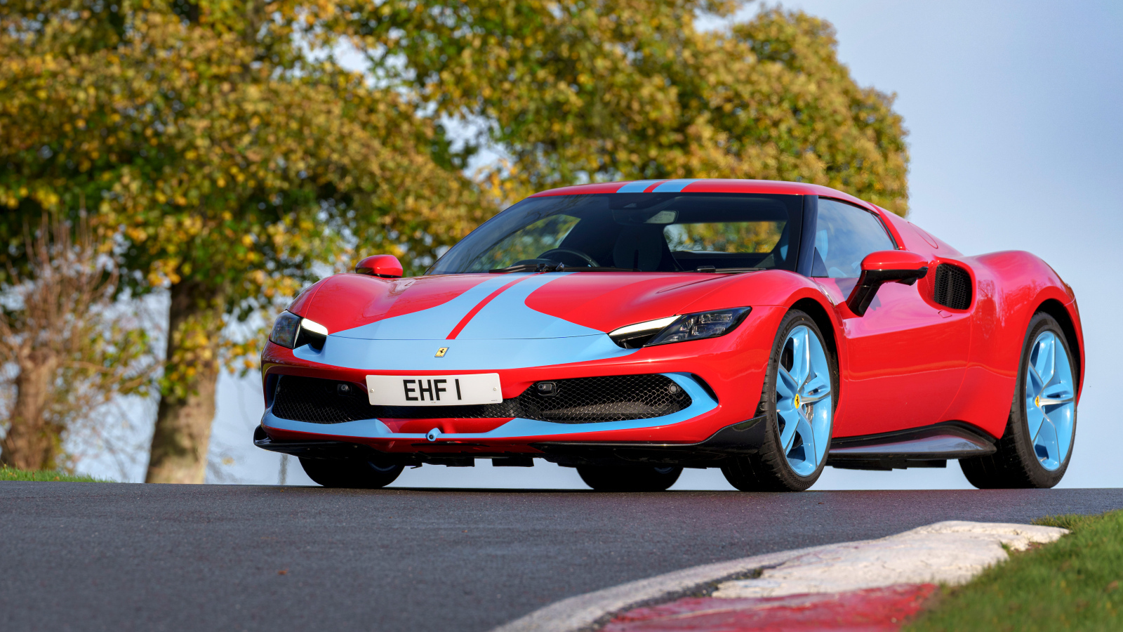 Красный спорткар Ferrari 296 GTB Assetto Fiorano