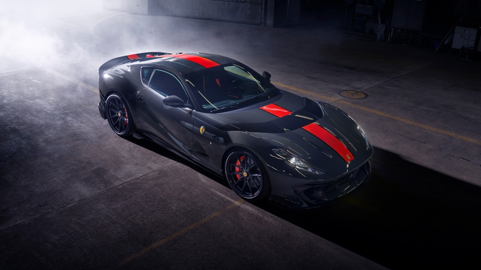 Вид сверху на автомобиль Ferrari 812 на стоянке