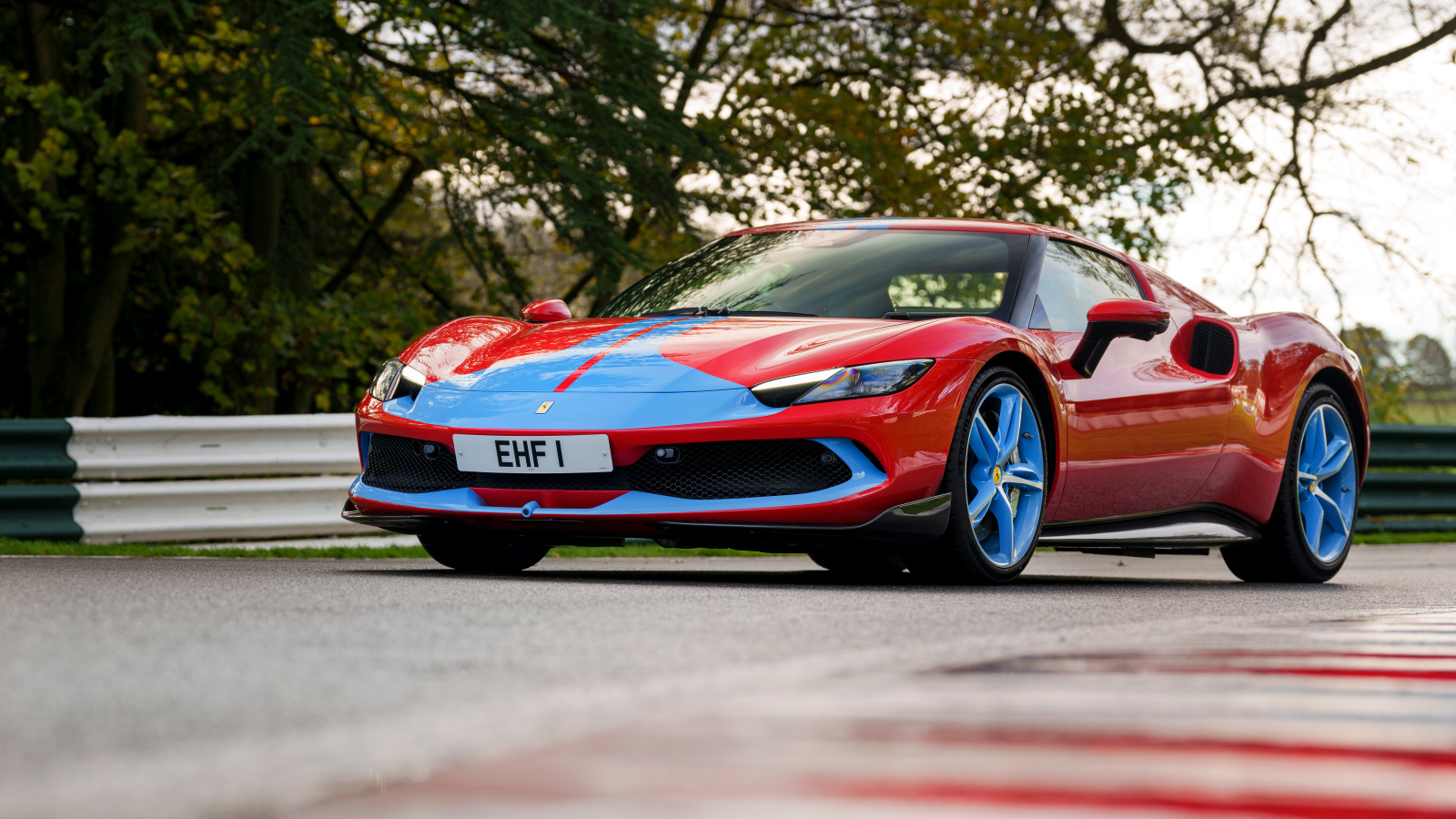 Вид на автомобиль Ferrari 296 GTB Assetto Fiorano