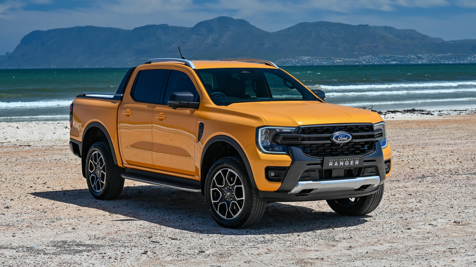 Большой пикап Ford Ranger Wildtrak 2022 года у моря