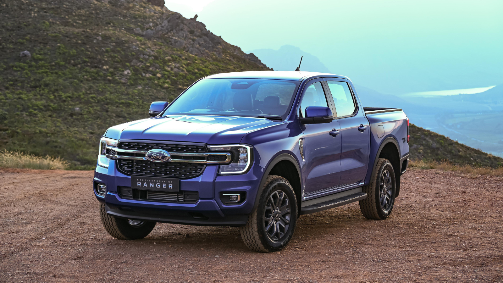 Большой синий пикап Ford Ranger XLT Double Cab 2022