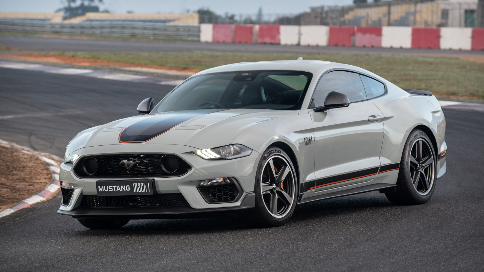 Быстрый спортивный автомобиль Ford Mustang Mach 1, 2023 года