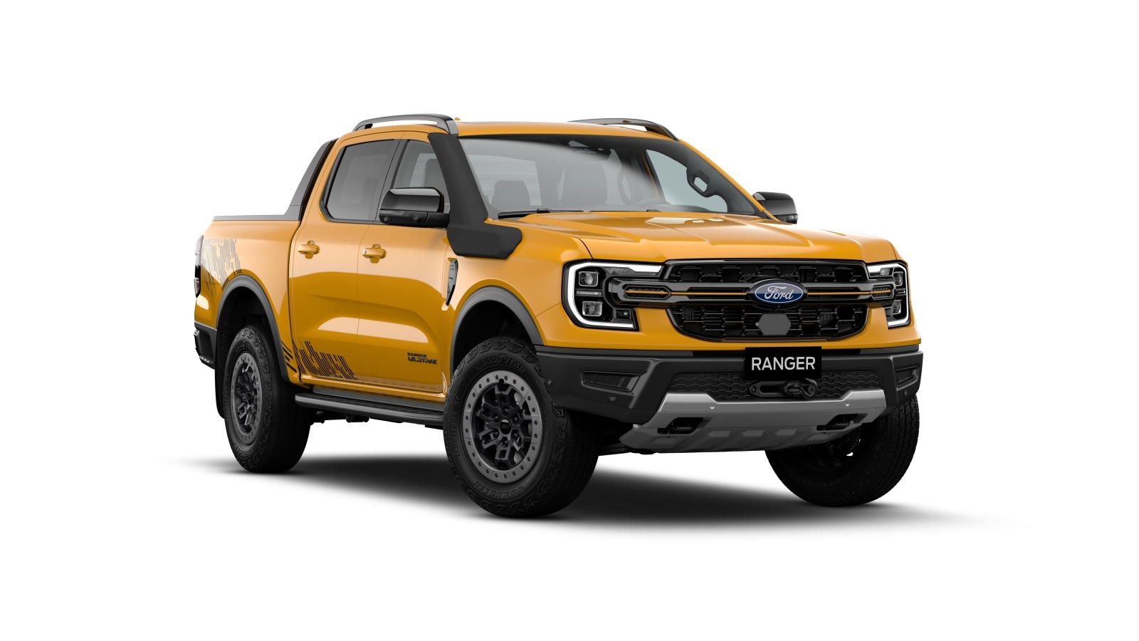 Большой оранжевый пикап Ford Ranger