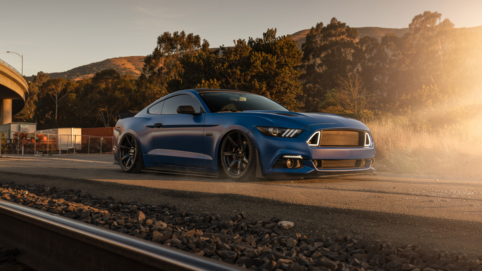 Синий быстрый автомобиль Ford Mustang GT