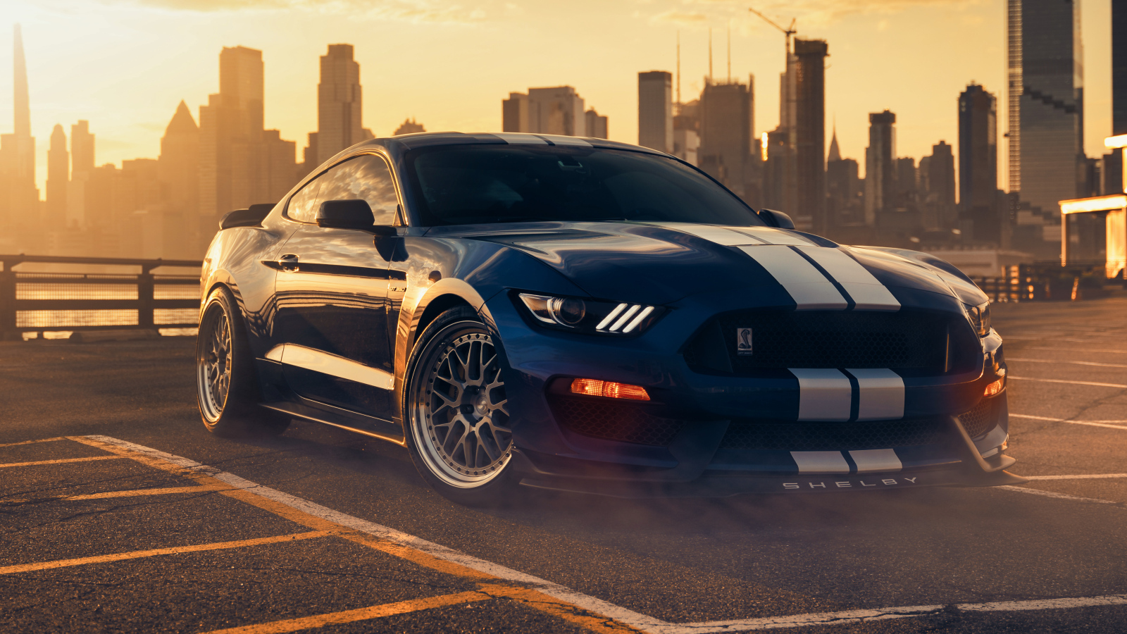 Автомобиль форд мустанг Shelby GT350 на фоне города