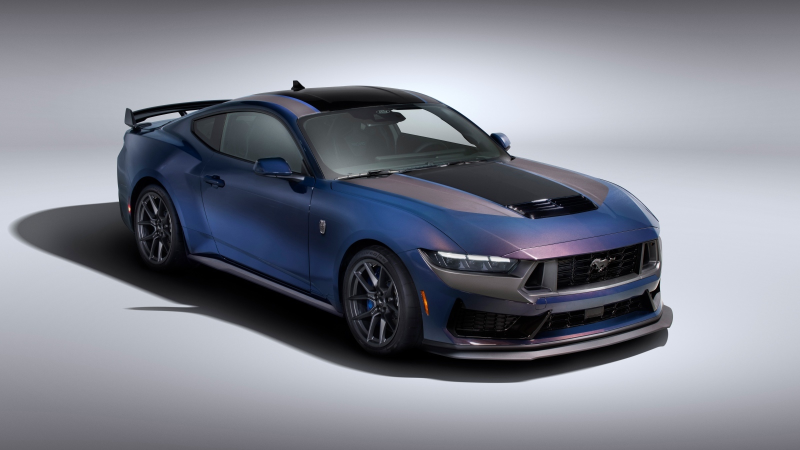 Новый автомобиль Ford Mustang Dark Horse 2024  года на сером фоне
