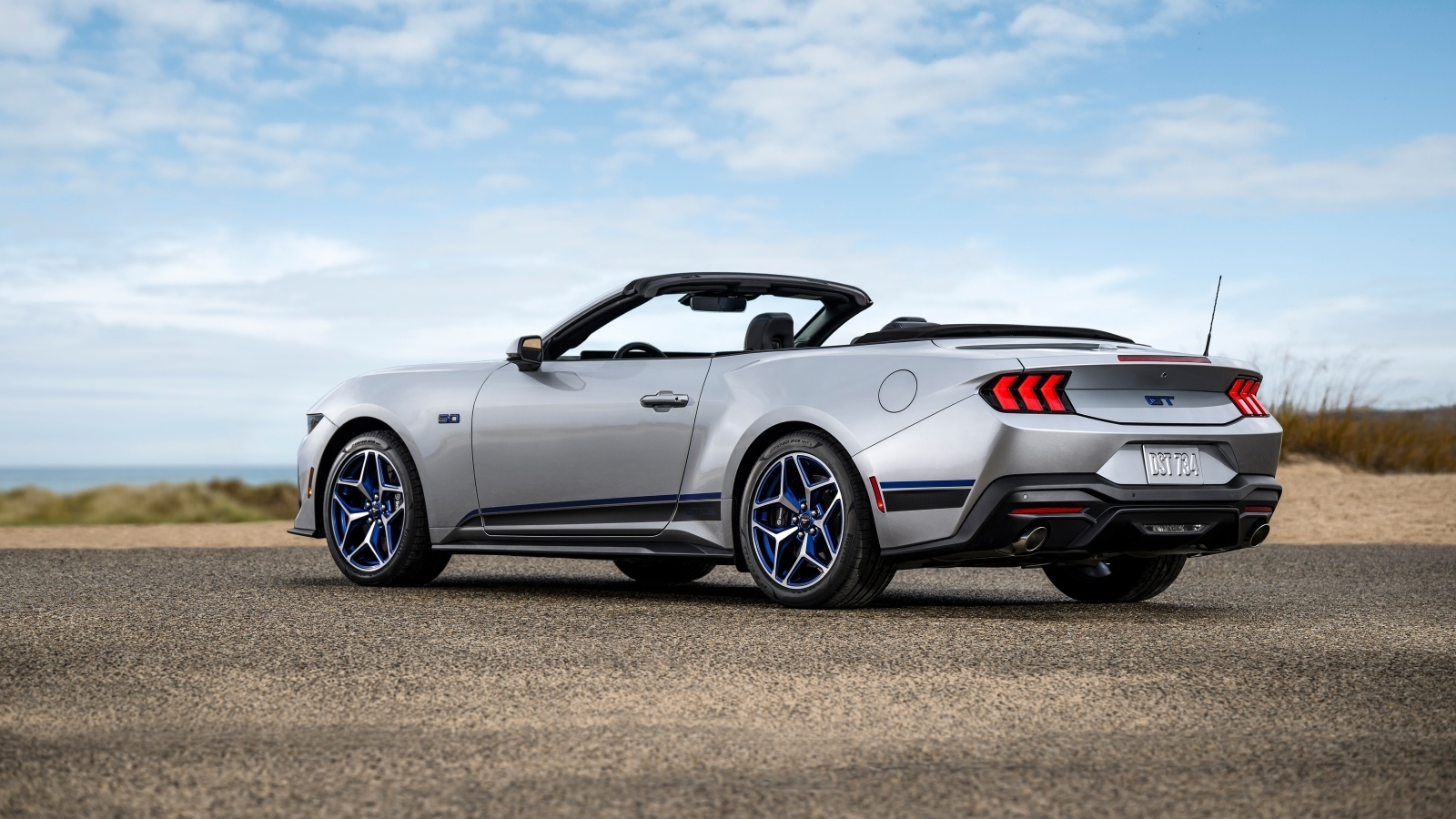 Вид сзади на автомобиль Ford Mustang GT California Special 2024 года