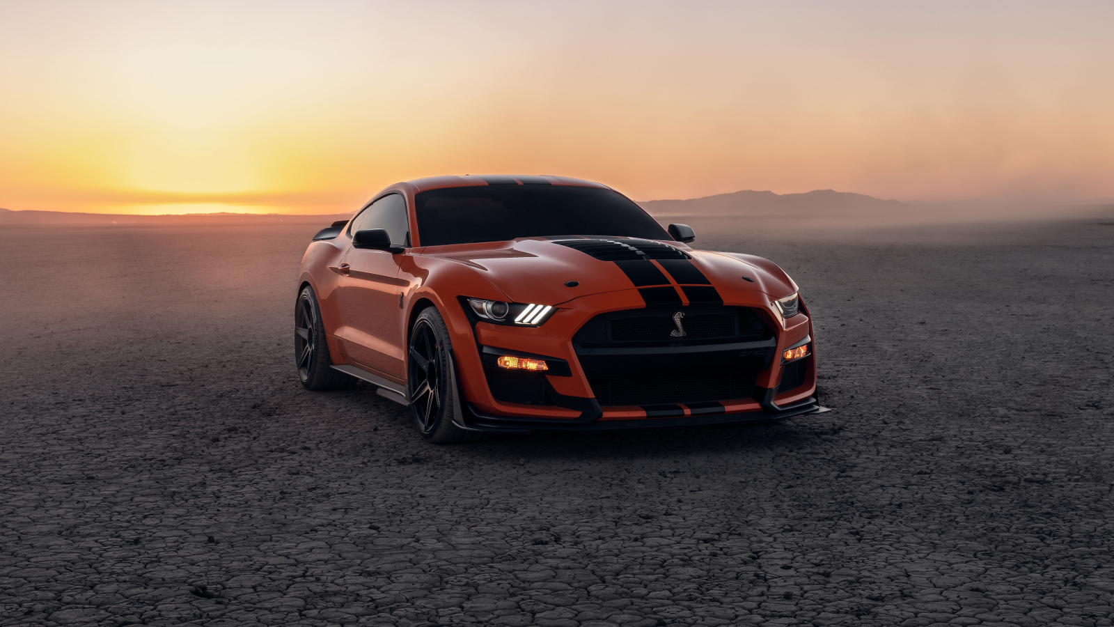 Красный  Ford Shelby GT500 на фоне заката