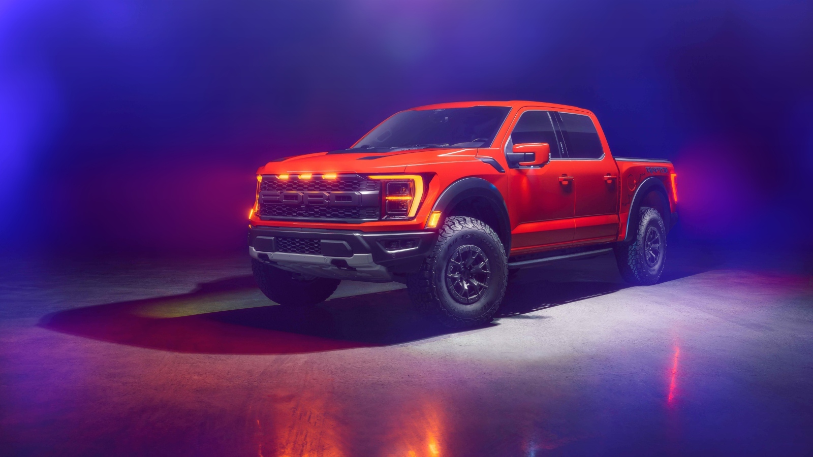 Красный пикап Ford F-150 Raptor