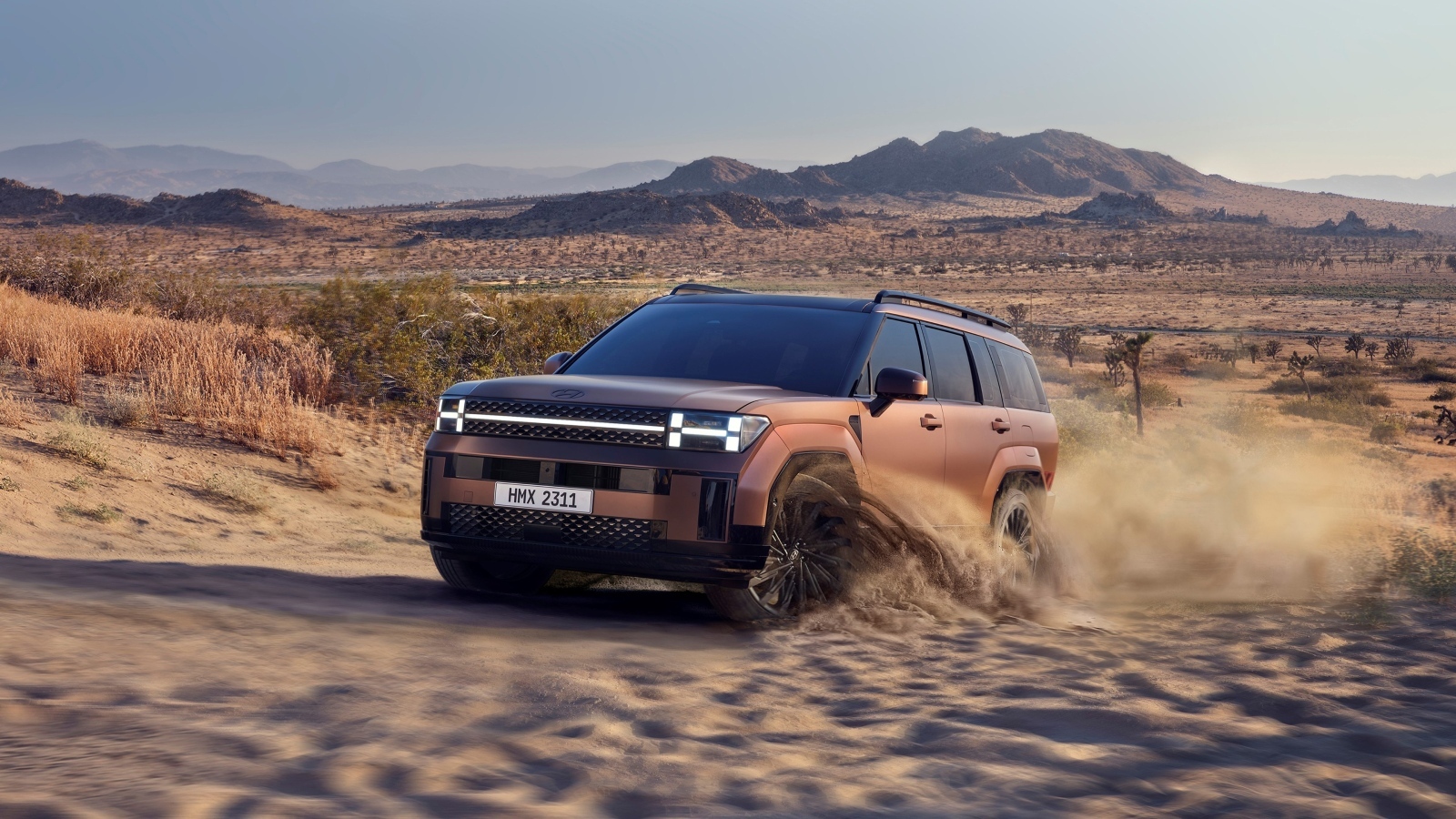 Внедорожник Hyundai Santa Fe 2024 года в пустыне